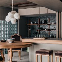 渋谷区代々木の売買物件/マルニ木工がこの部屋にあわせて造作したダイニングテーブルや椅子、カウンターチェアなどが付帯します