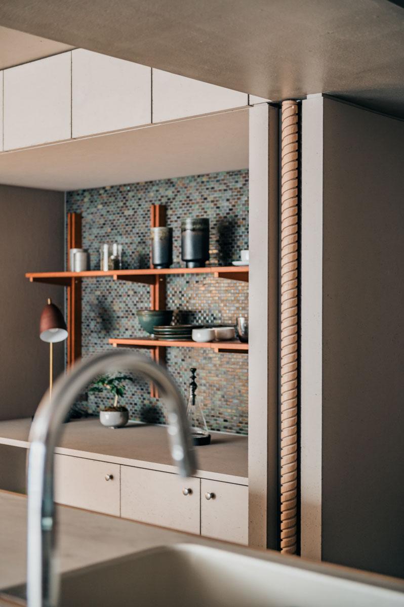 渋谷区代々木の売買物件/カウンタースツールの脚の装飾を、間柱にも用いて統一感を出しています