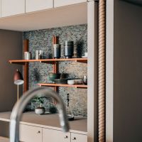 渋谷区代々木の売買物件/カウンタースツールの脚の装飾を、間柱にも用いて統一感を出しています