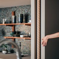 渋谷区代々木の売買物件/スツールの装飾を間柱に用いて、家具と空間に連続性を持たせている