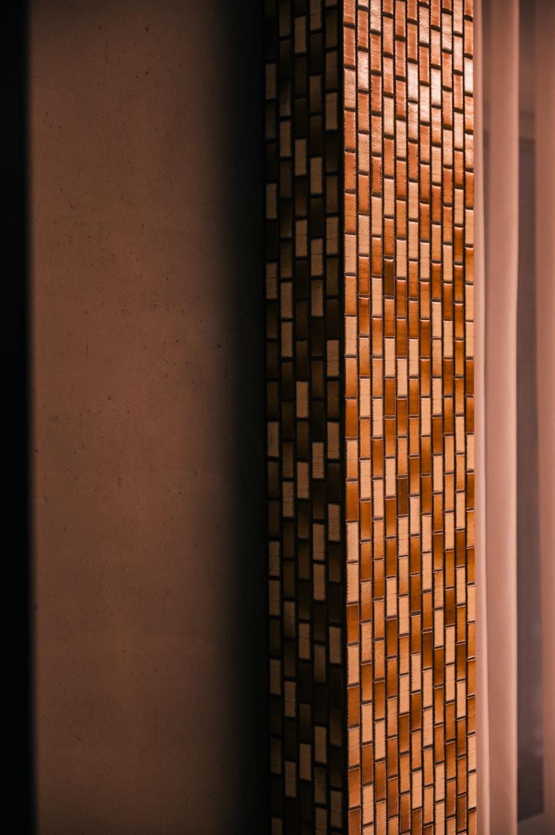 渋谷区代々木の売買物件/室内の窓際に外壁と似よりのタイルを貼ることで、室内と外をあいまいにしている