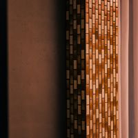 渋谷区代々木の売買物件/室内の窓際に外壁と似よりのタイルを貼ることで、室内と外をあいまいにしている