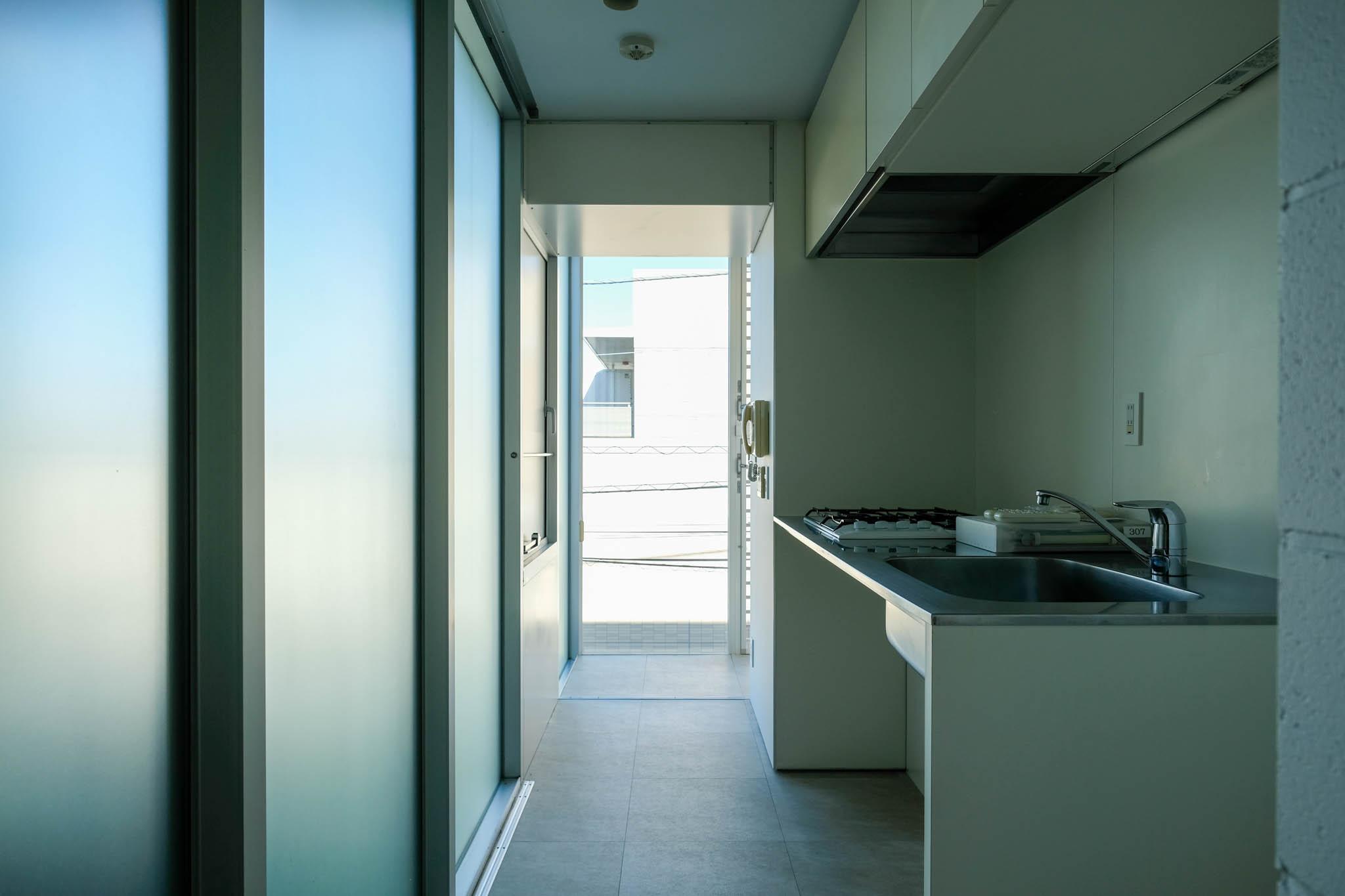 大田区北千束の賃貸物件/ぐるっと室内を回遊できるつくり。玄関スペースの横にキッチン　※写真は別部屋のもの