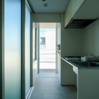 大田区北千束の賃貸物件/ぐるっと室内を回遊できるつくり。玄関スペースの横にキッチン　※写真は別部屋のもの