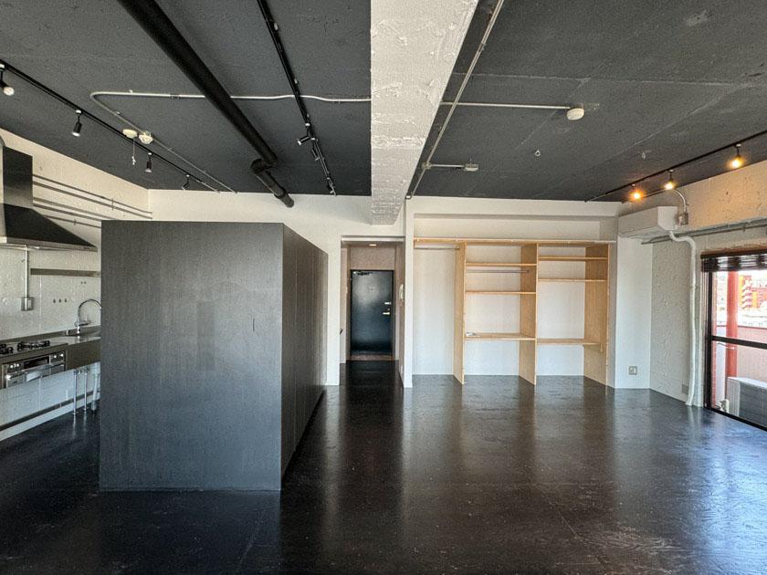 渋谷区神宮前の賃貸物件/キッチンは収納で仕切り