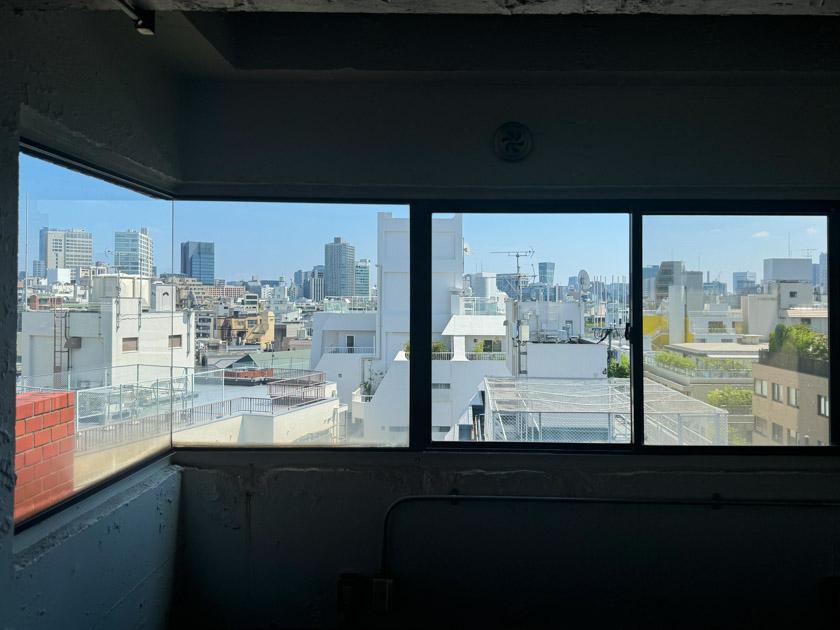 渋谷区神宮前の賃貸物件/コーナー窓はパノラマビュー　写真では伝えきれないのが残念