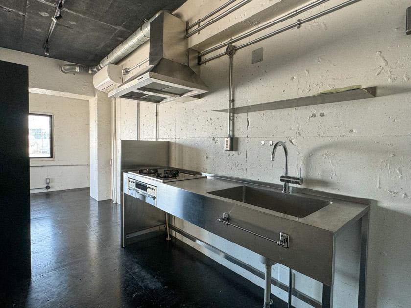 渋谷区神宮前の賃貸物件/無骨なキッチンがカッコイイ