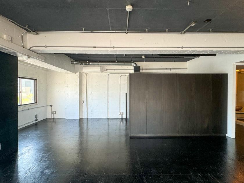 渋谷区神宮前の賃貸物件/天井剥き出し黒塗装