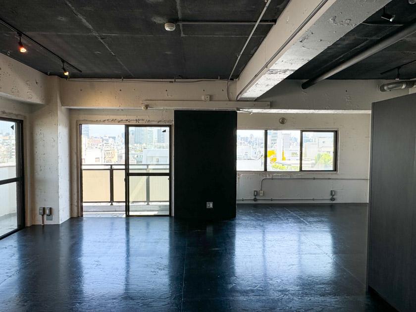 渋谷区神宮前の賃貸物件/光が当たり風が抜ける窓の多さ