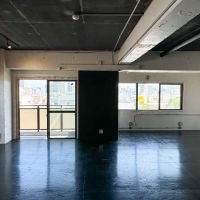 渋谷区神宮前の賃貸物件/光が当たり風が抜ける窓の多さ