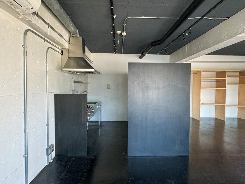 渋谷区神宮前の賃貸物件/壁と天井を這う鉄管もインテリアの一部