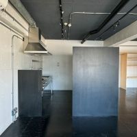 渋谷区神宮前の賃貸物件/壁と天井を這う鉄管もインテリアの一部