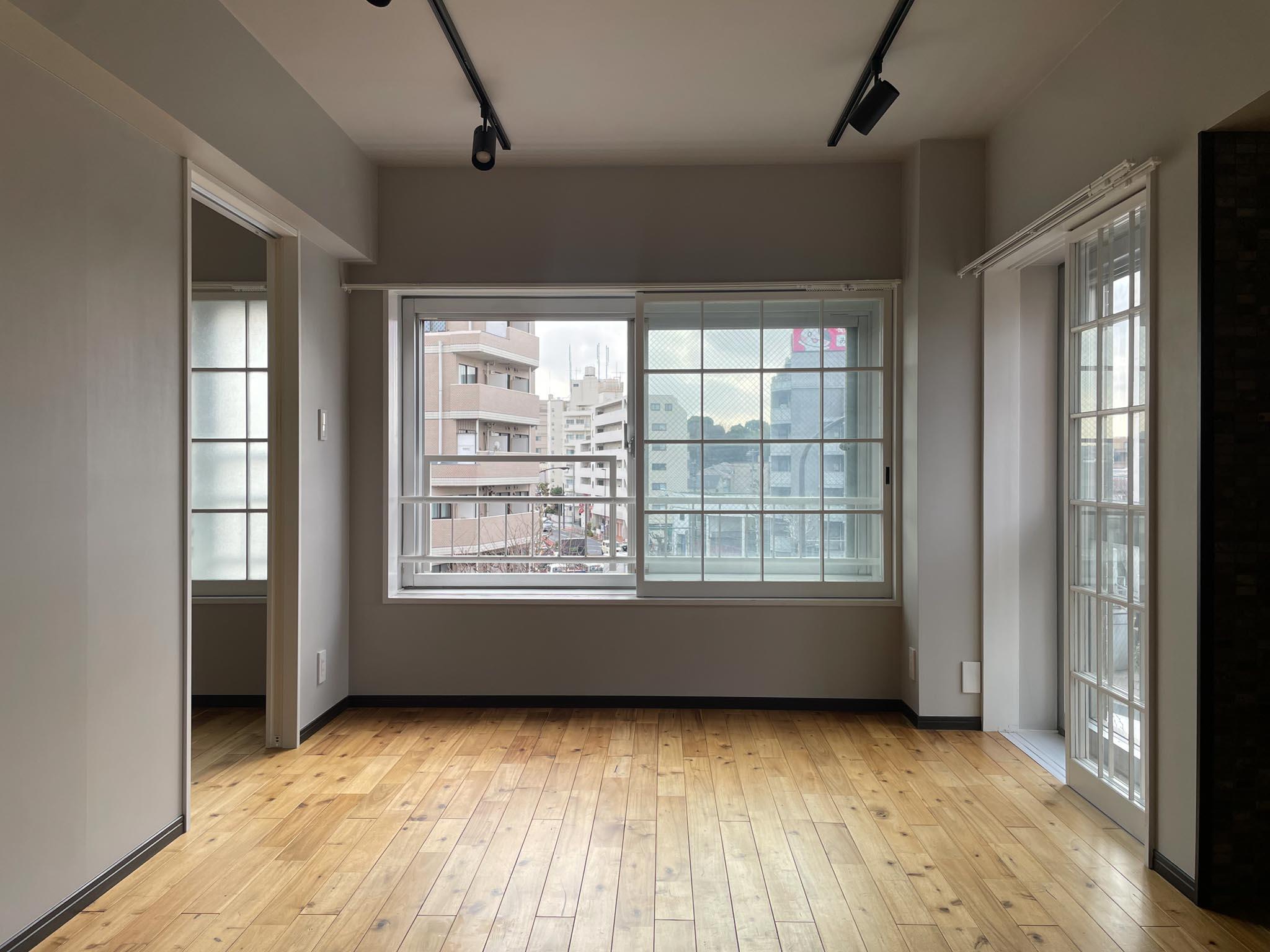 世田谷区代田の賃貸物件/内窓は白塗装の木製フレーム。手仕事の温もりを感じさせる、味わいのある佇まいです