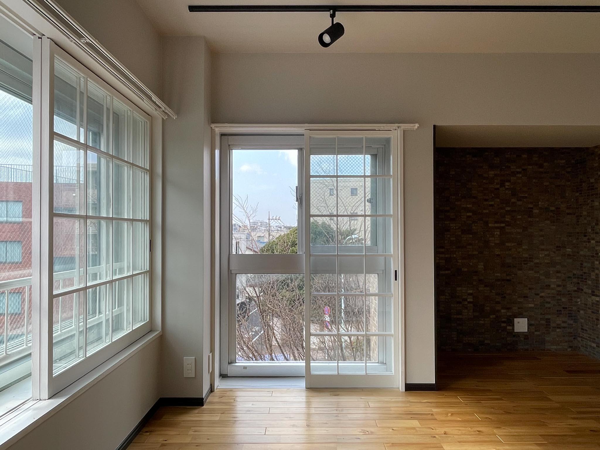 世田谷区代田の賃貸物件/窓は二重窓ですが、内窓には気密性がないため、環七を通る車の走行音は完全には遮られません