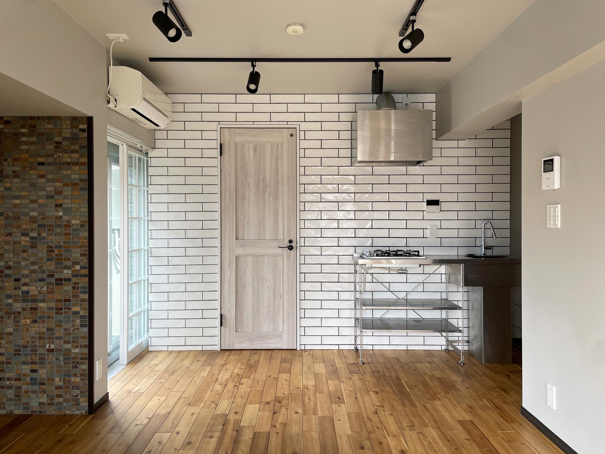 世田谷区代田の賃貸物件/リビング北に向かって。照明はライティングレール