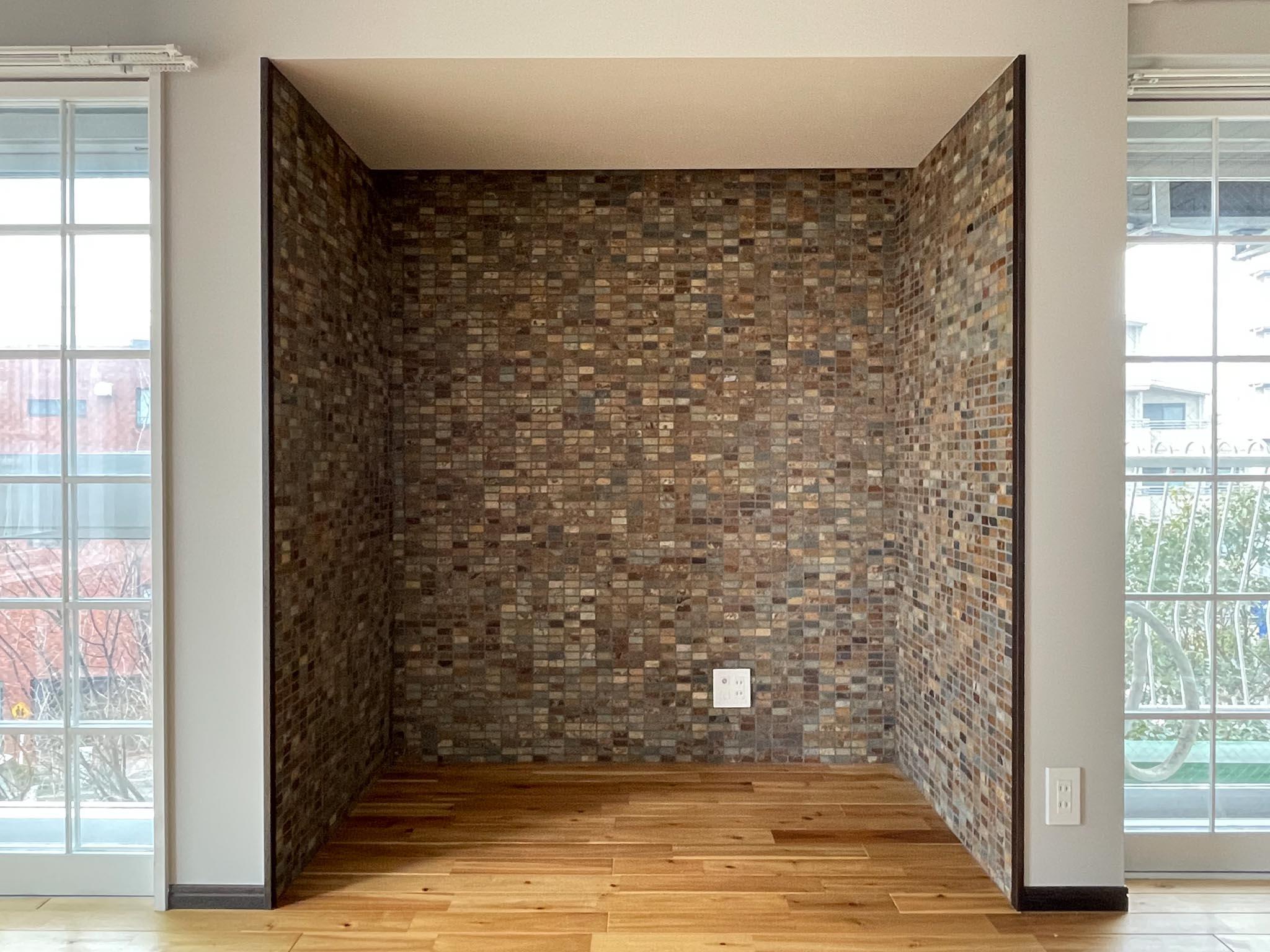 世田谷区代田の賃貸物件/ブラウンタイル張りで窪んだスペースにはテレビジャックを設置。テレビ置き場としてちょうどいいポジションです