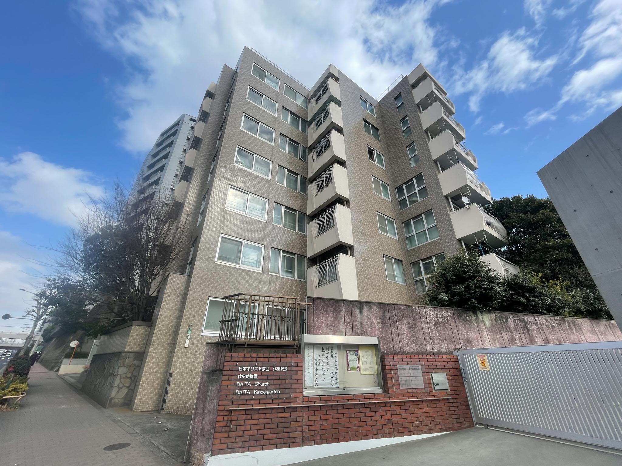 世田谷区代田の賃貸物件/環七沿いに佇むレトロマンション。味わいのある外観も魅力のひとつです