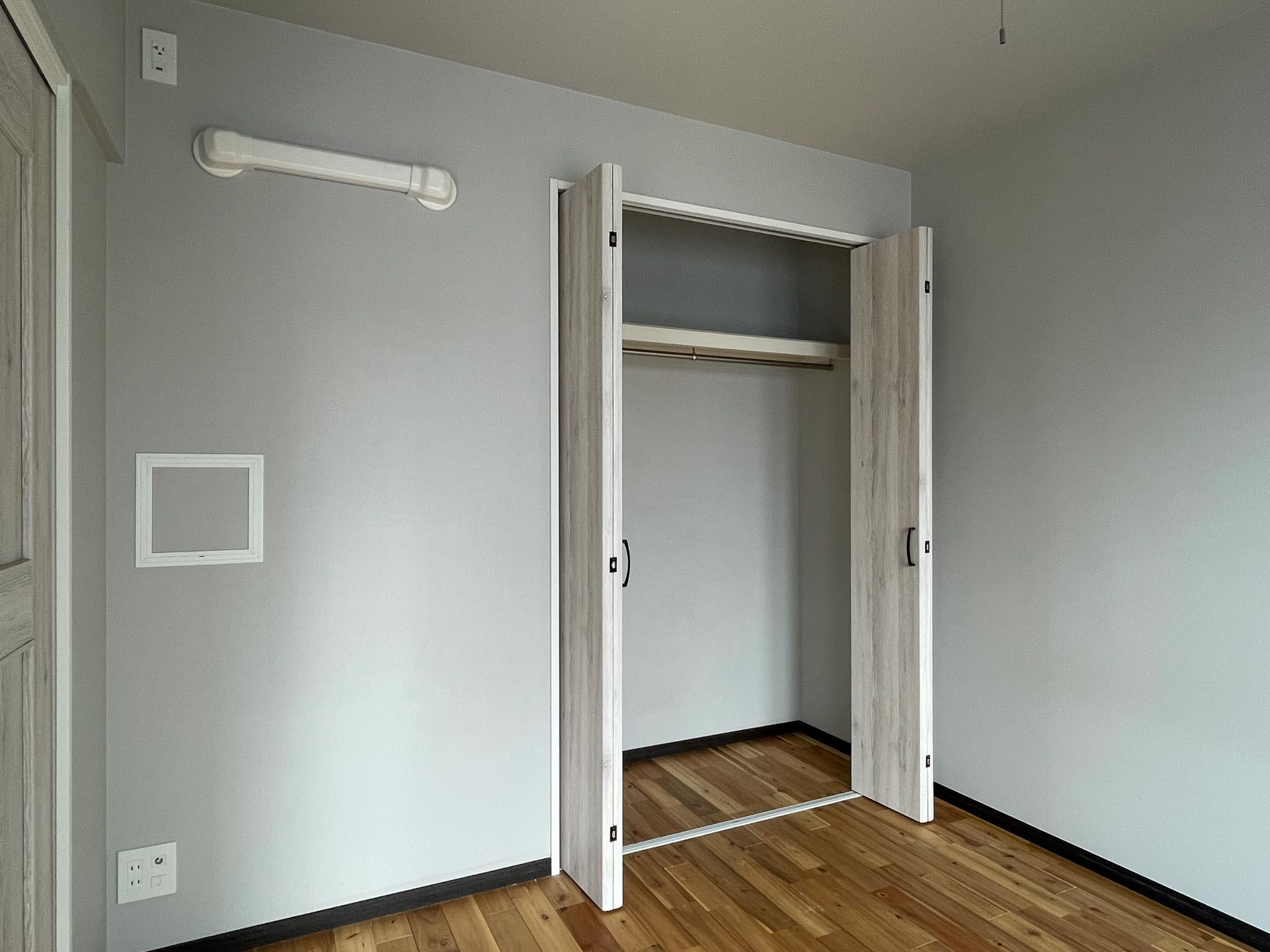 世田谷区代田の賃貸物件/4.6畳洋室：グレーのクロスでしっとり落ち着いた雰囲気