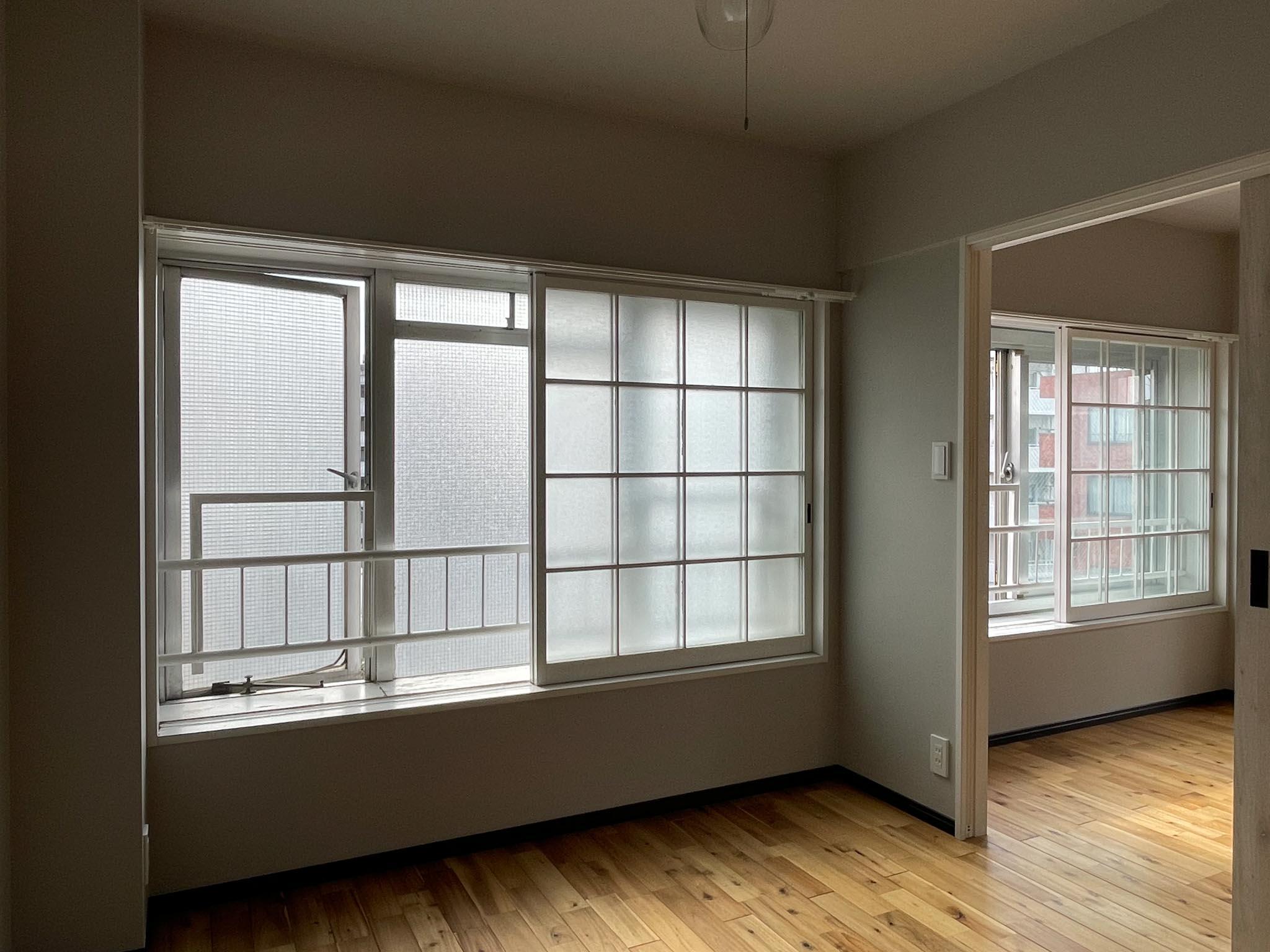 世田谷区代田の賃貸物件/4.6畳洋室：内窓には曇りガラスで、寝室としても安心して使えます