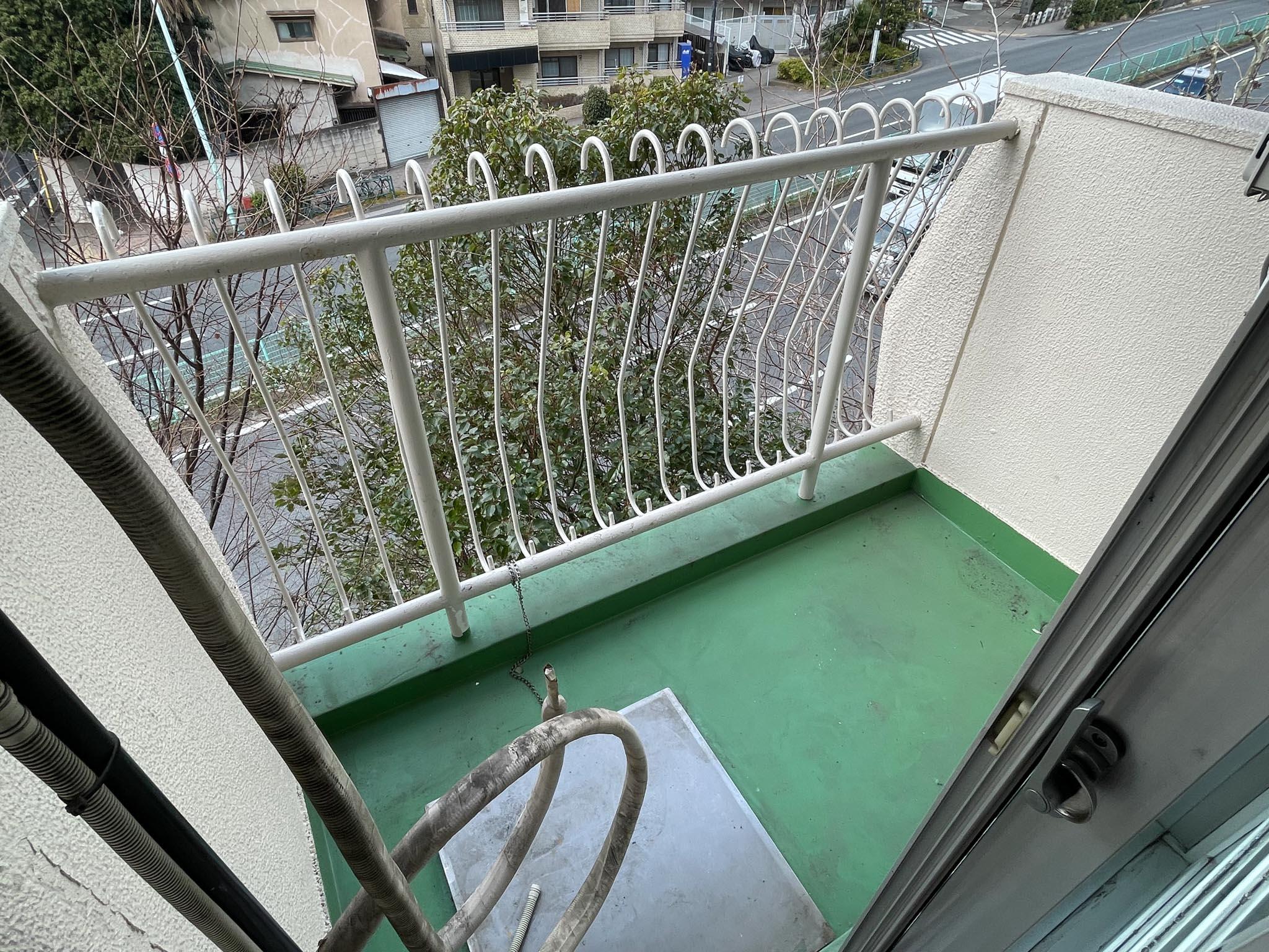 世田谷区代田の賃貸物件/ベランダは部屋の北西側に。環七に面していてサイズも小さめ