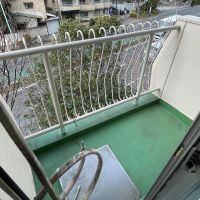 世田谷区代田の賃貸物件/ベランダは部屋の北西側に。環七に面していてサイズも小さめ