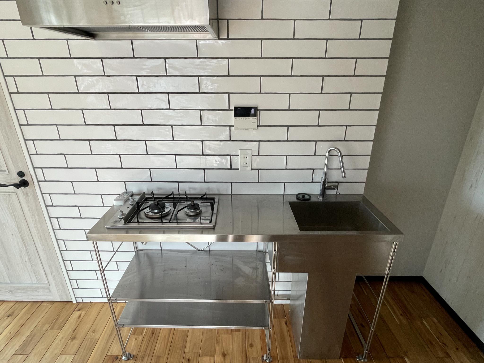 世田谷区代田の賃貸物件/奥行きは浅めの、すっきりとしたステンレスキッチン