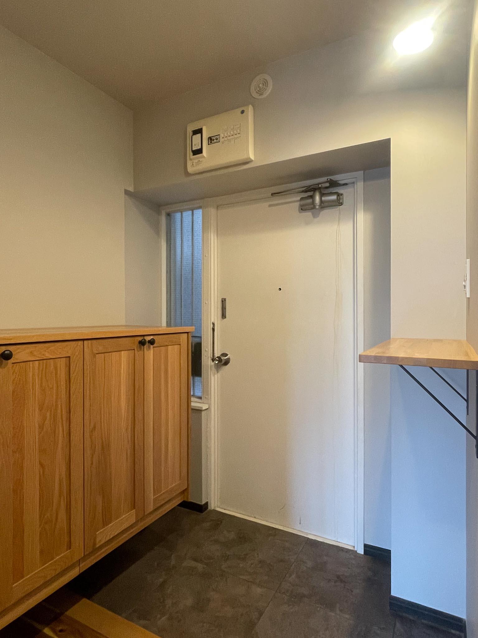 世田谷区代田の賃貸物件/玄関。小物を置ける台って...結構大事です