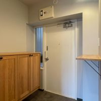 世田谷区代田の賃貸物件/玄関。小物を置ける台って...結構大事です