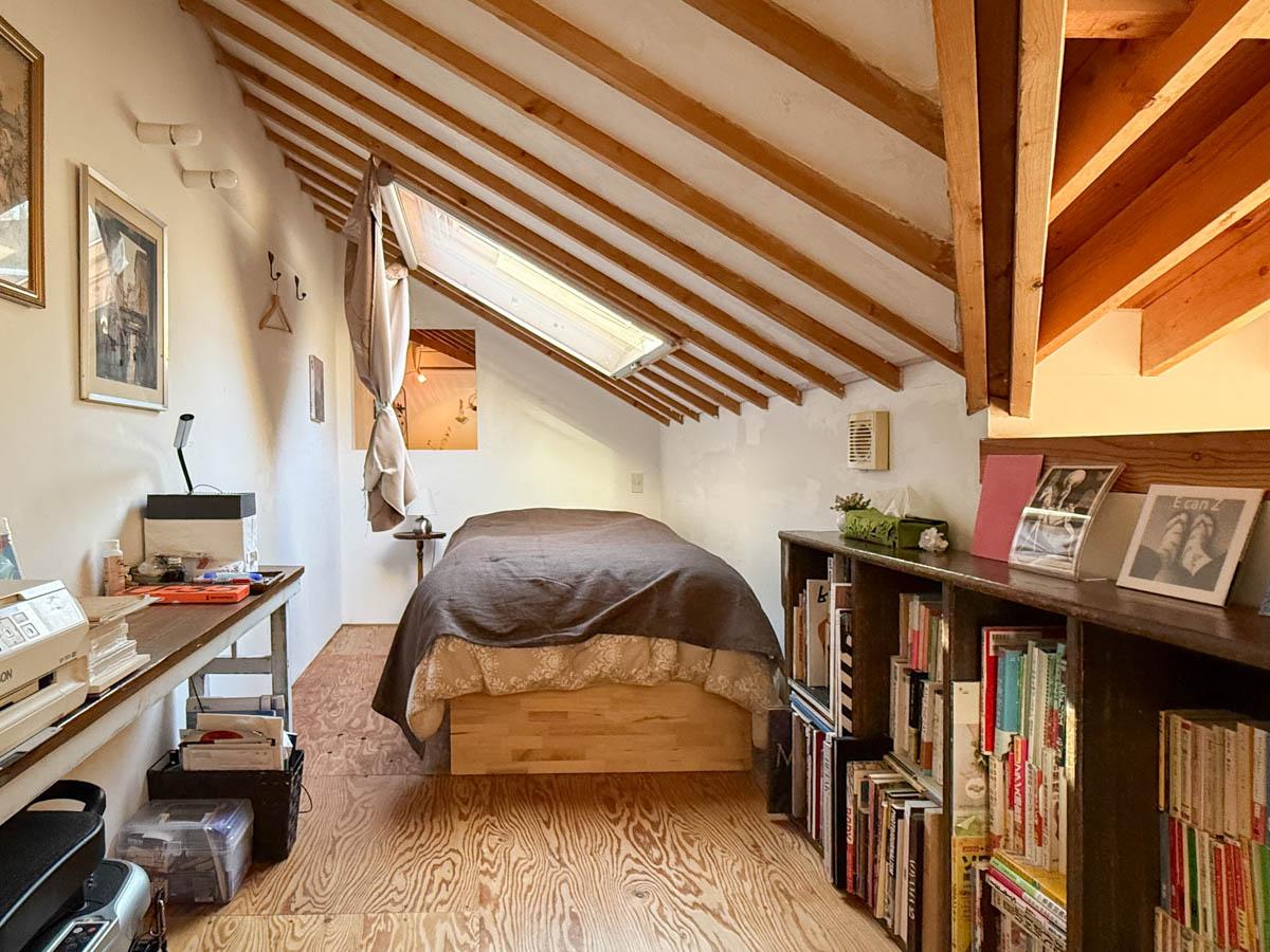 八王子市七国の売買物件/天窓から空を感じながら眠る。屋根裏部屋のような寝室