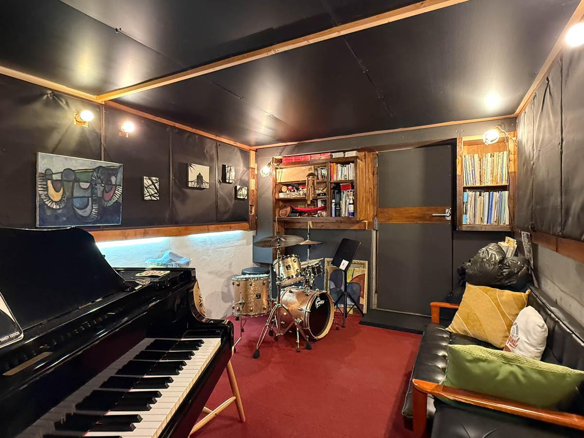 八王子市七国の売買物件/グランドピアノとドラムが置かれた本格的な防音室。時間を気にせず音に向き合える環境です