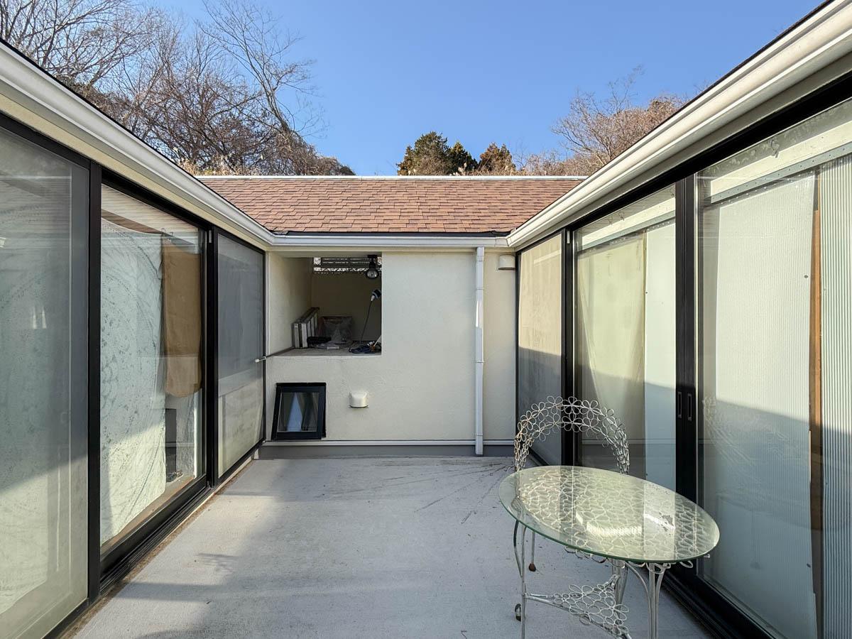 八王子市七国の売買物件/中庭テラス。木々の緑と空だけが広がるプライベート感たっぷりの空間