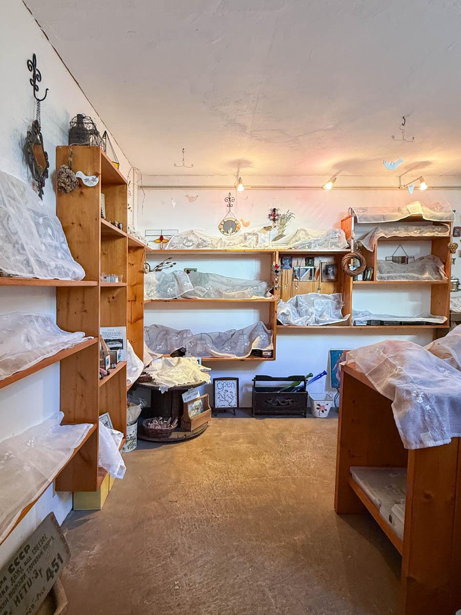 八王子市七国の売買物件/こちらはアトリエゾーンの入口。木製の棚が壁沿いに並び、作品がたくさん展示されています
