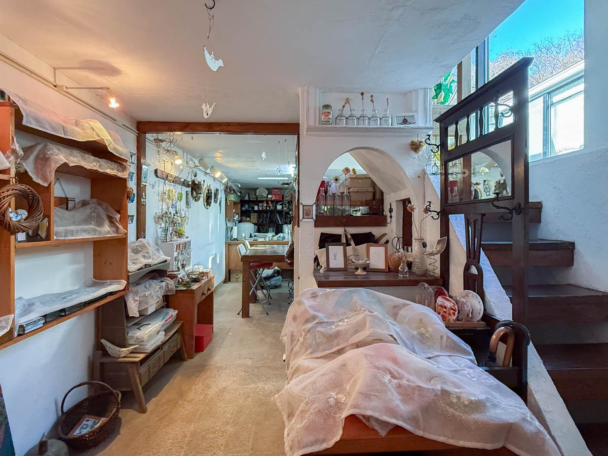 八王子市七国の売買物件/アトリエゾーンを進むと奥に製作コーナー、階段を上がるとギャラリースペースが続きます