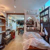 八王子市七国の売買物件/アトリエゾーンを進むと奥に製作コーナー、階段を上がるとギャラリースペースが続きます