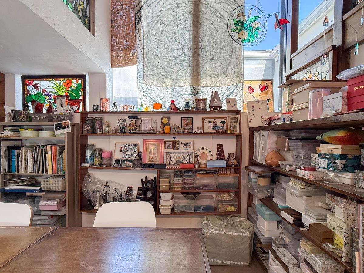 八王子市七国の売買物件/製作コーナーを別アングルで。中庭テラスに面して大きな窓があり明るい