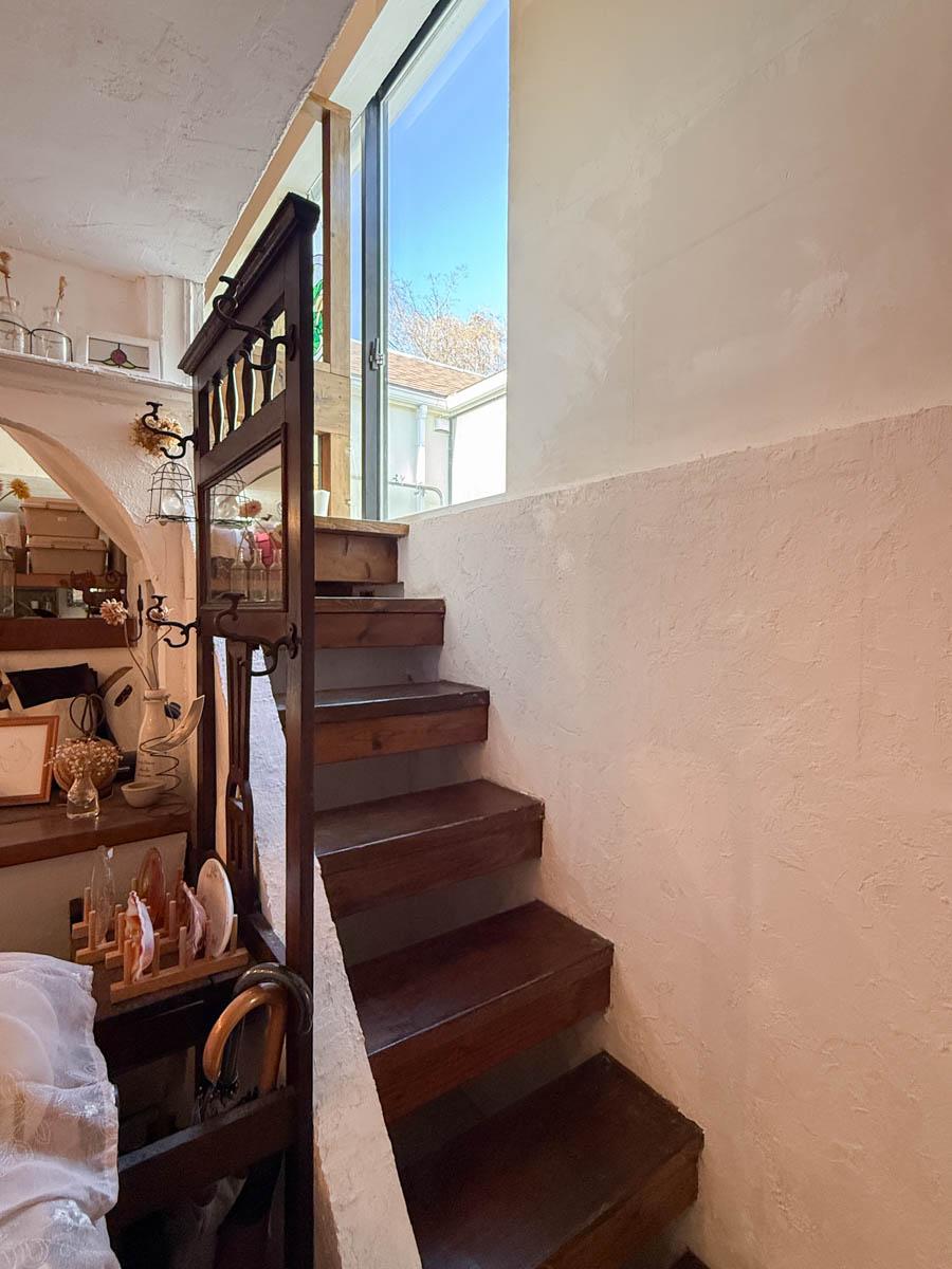 八王子市七国の売買物件/アトリエ部分の2階に上がる、小さな階段が可愛い