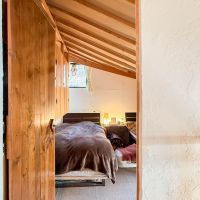 八王子市七国の売買物件/木製の扉の先に主寝室