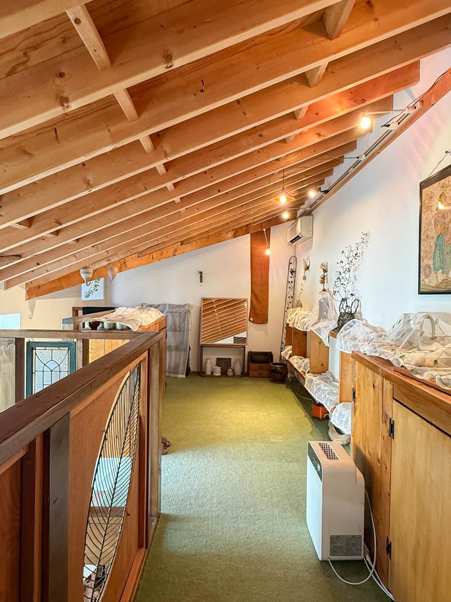 八王子市七国の売買物件/寝室入口からギャラリースペースをみて