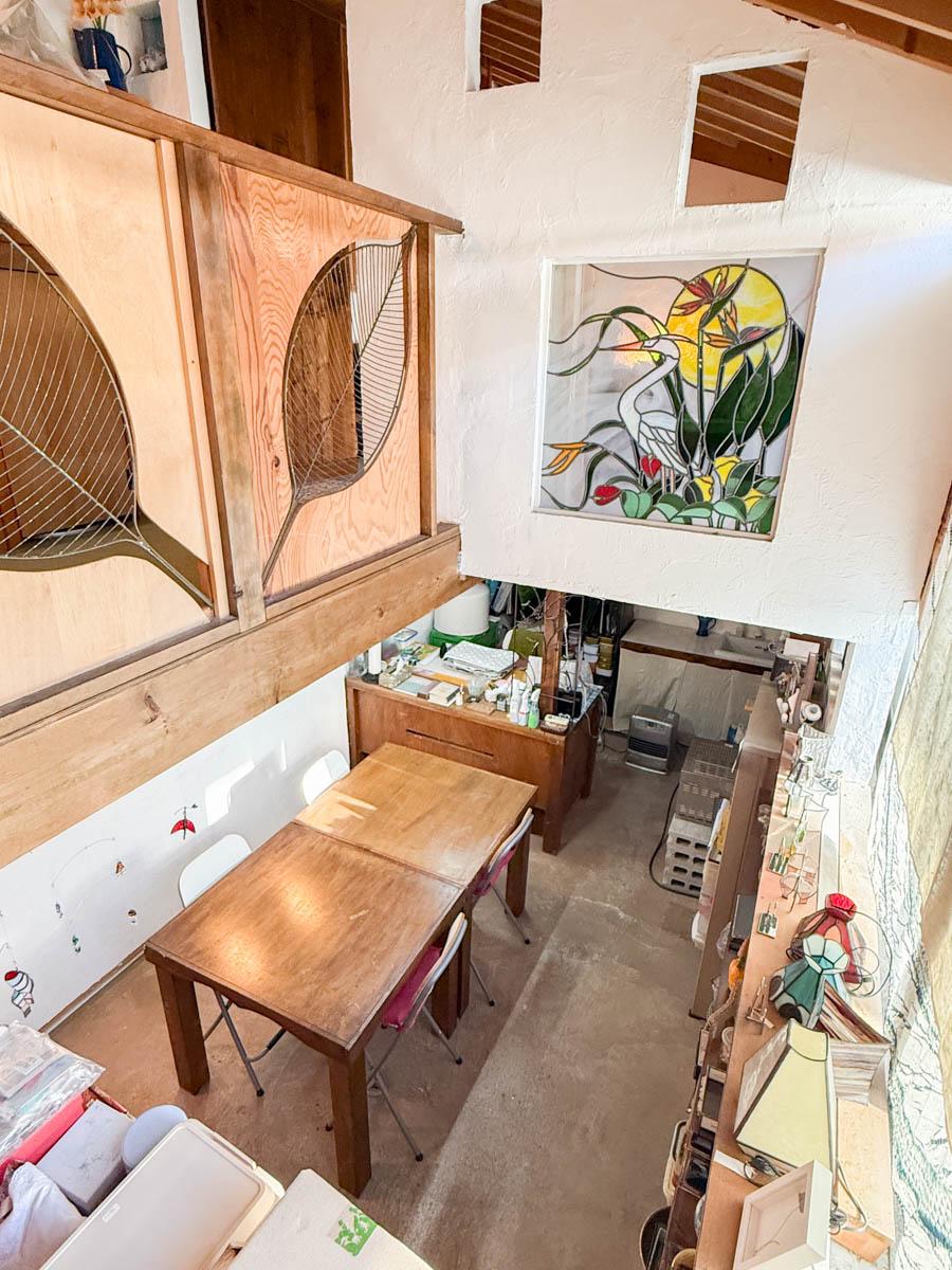 八王子市七国の売買物件/吹き抜け部分を見下ろす。ステンドグラスやモチーフが壁にあしらわれています