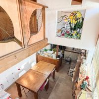 八王子市七国の売買物件/吹き抜け部分を見下ろす。ステンドグラスやモチーフが壁にあしらわれています