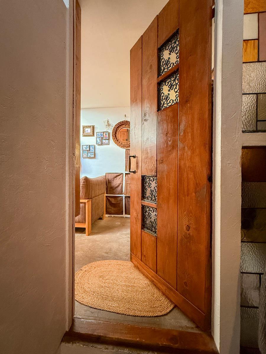 八王子市七国の売買物件/手仕事の温もりが感じられる木の扉。この先がリビングゾーンになっています