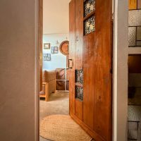 八王子市七国の売買物件/手仕事の温もりが感じられる木の扉。この先がリビングゾーンになっています