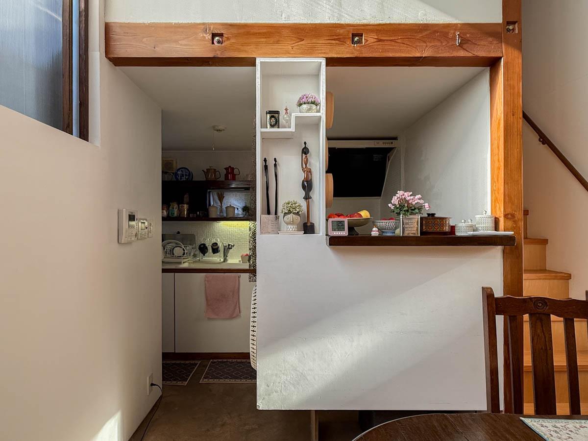 八王子市七国の売買物件/リビングの奥に籠るように作られたキッチン。手前のカウンターはちょっと床から浮かせているのがポイント