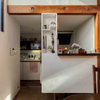 八王子市七国の売買物件/リビングの奥に籠るように作られたキッチン。手前のカウンターはちょっと床から浮かせているのがポイント