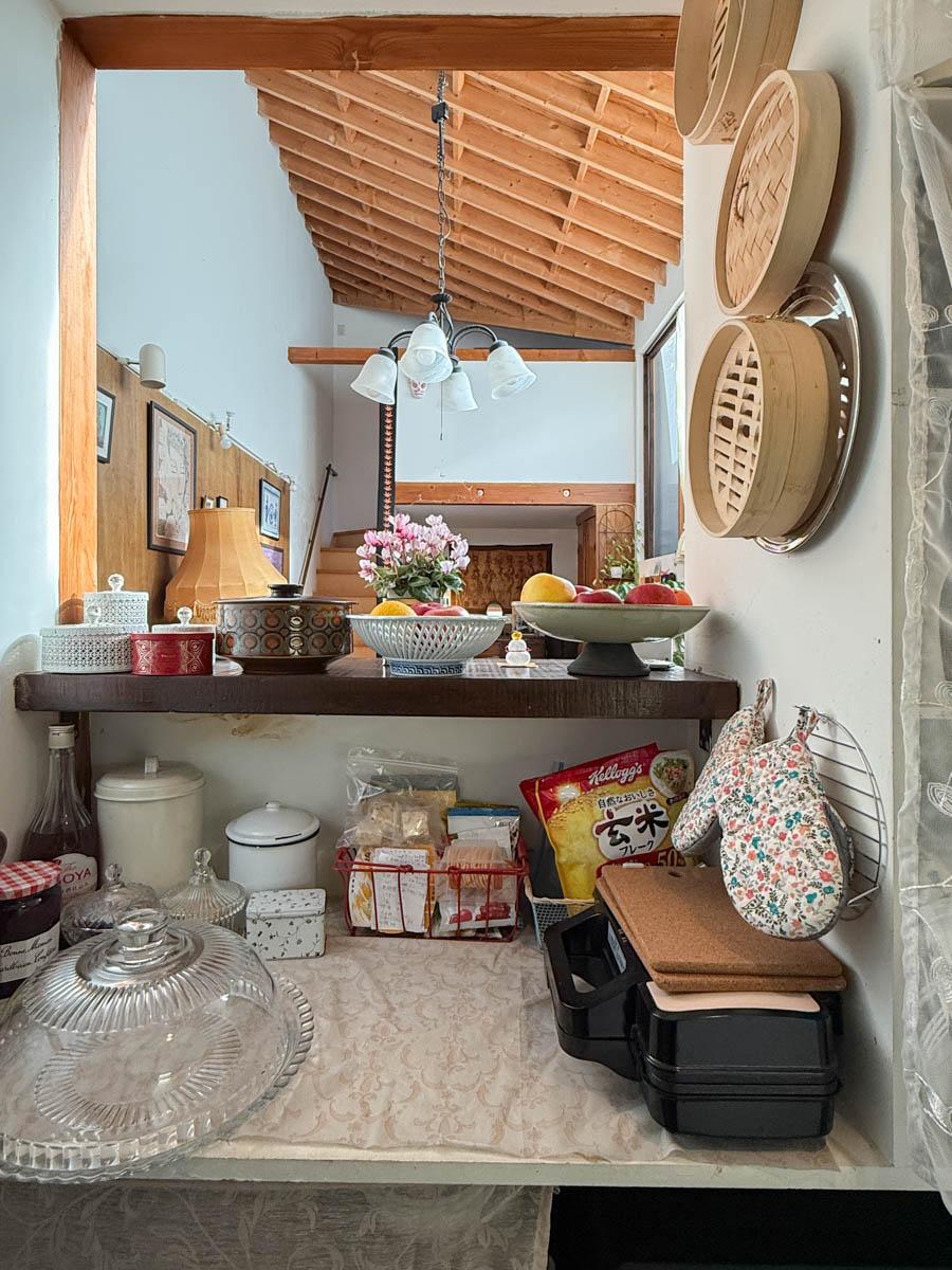 八王子市七国の売買物件/カウンター越しにリビングを見る