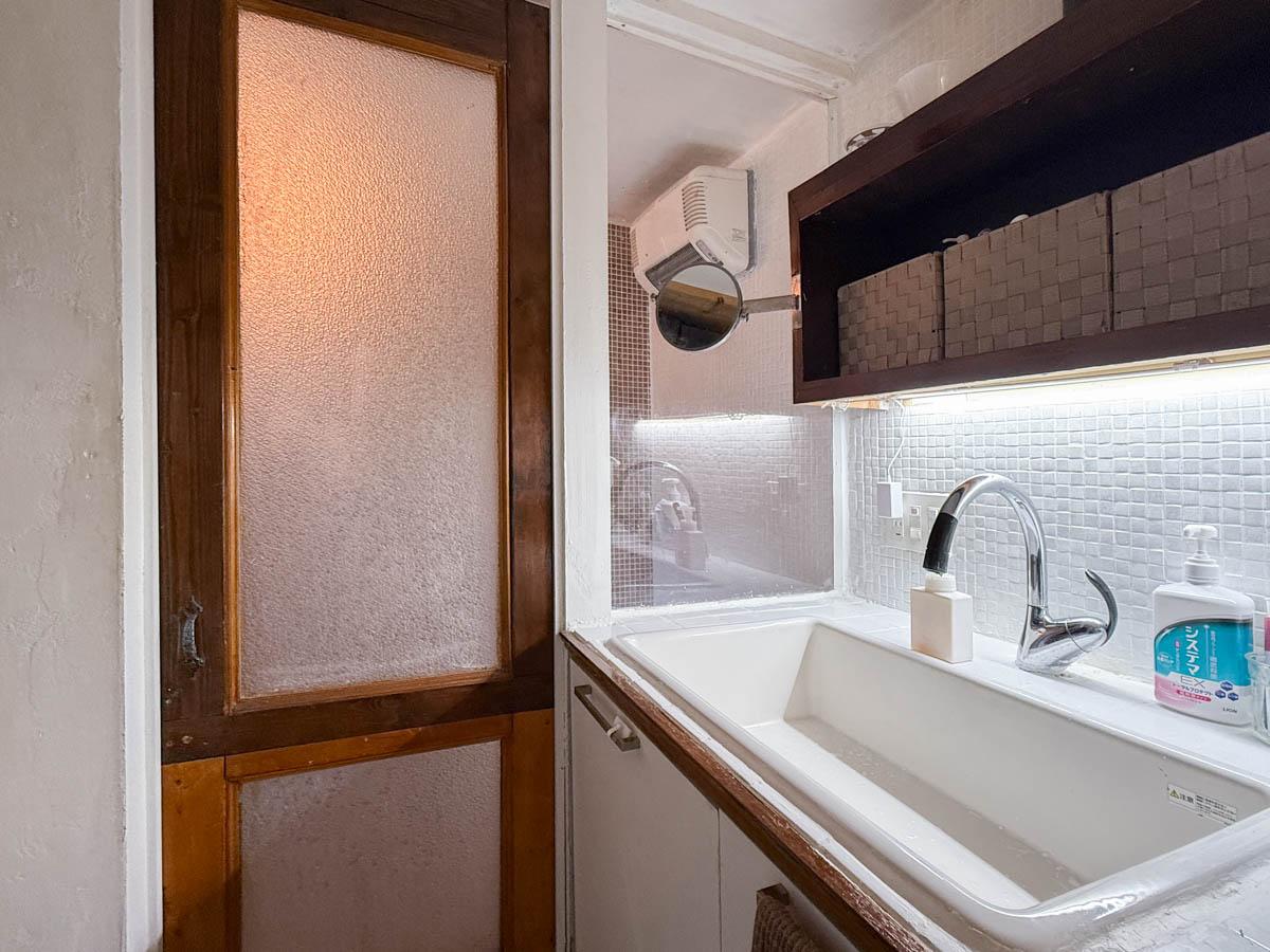 八王子市七国の売買物件/洗面。木の扉の先が浴室