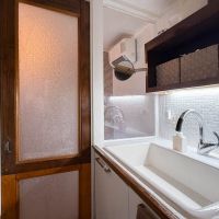 八王子市七国の売買物件/洗面。木の扉の先が浴室