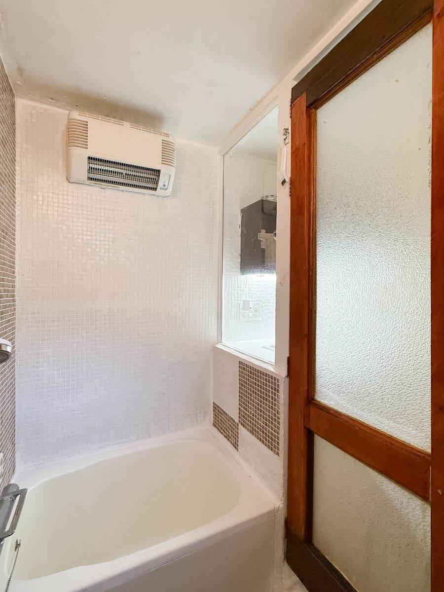 八王子市七国の売買物件/浴室はすこしコンパクトですが、タイルやガラスの窓が手仕事感あってかわいい