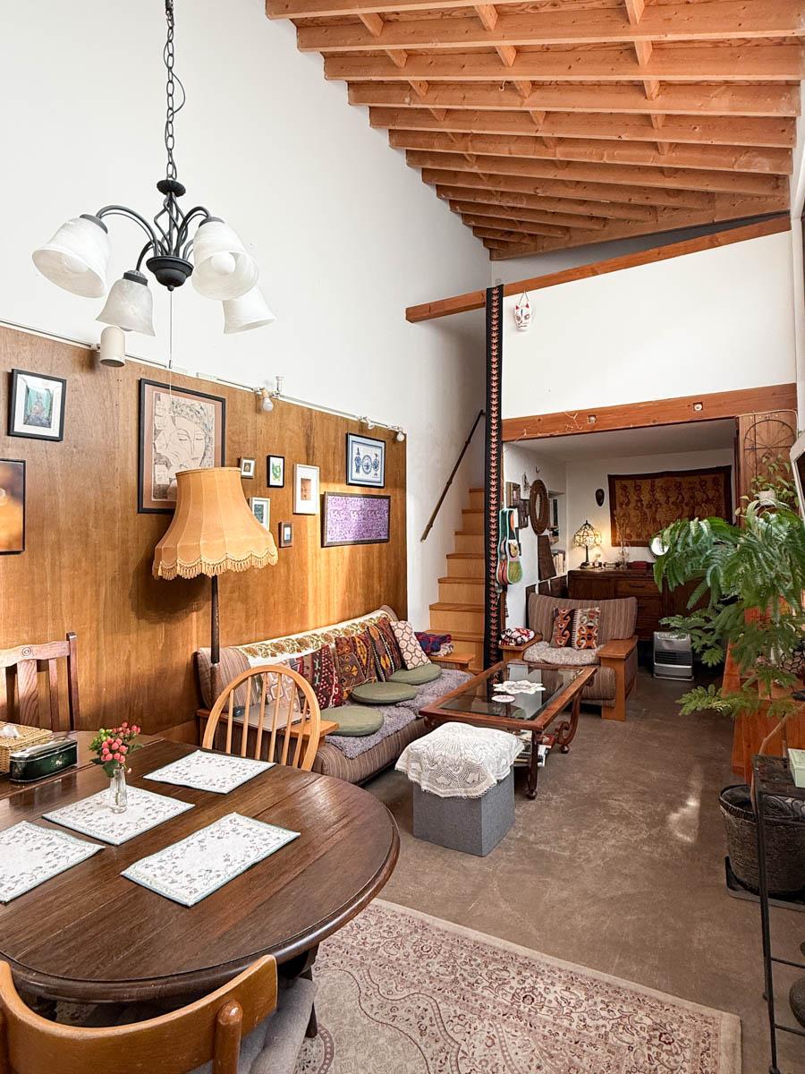 八王子市七国の売買物件/再びリビング。奥にある階段を上がると寝室に