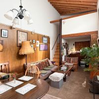 八王子市七国の売買物件/再びリビング。奥にある階段を上がると寝室に